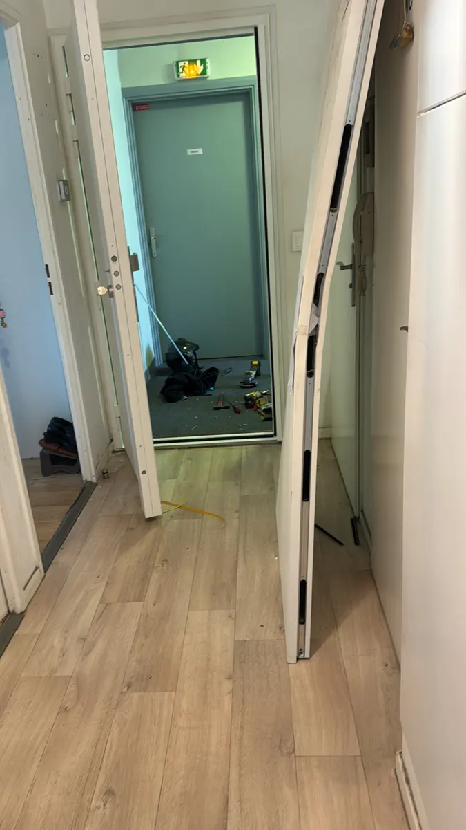 Dépose de l'ancienne porte pendant le chantier