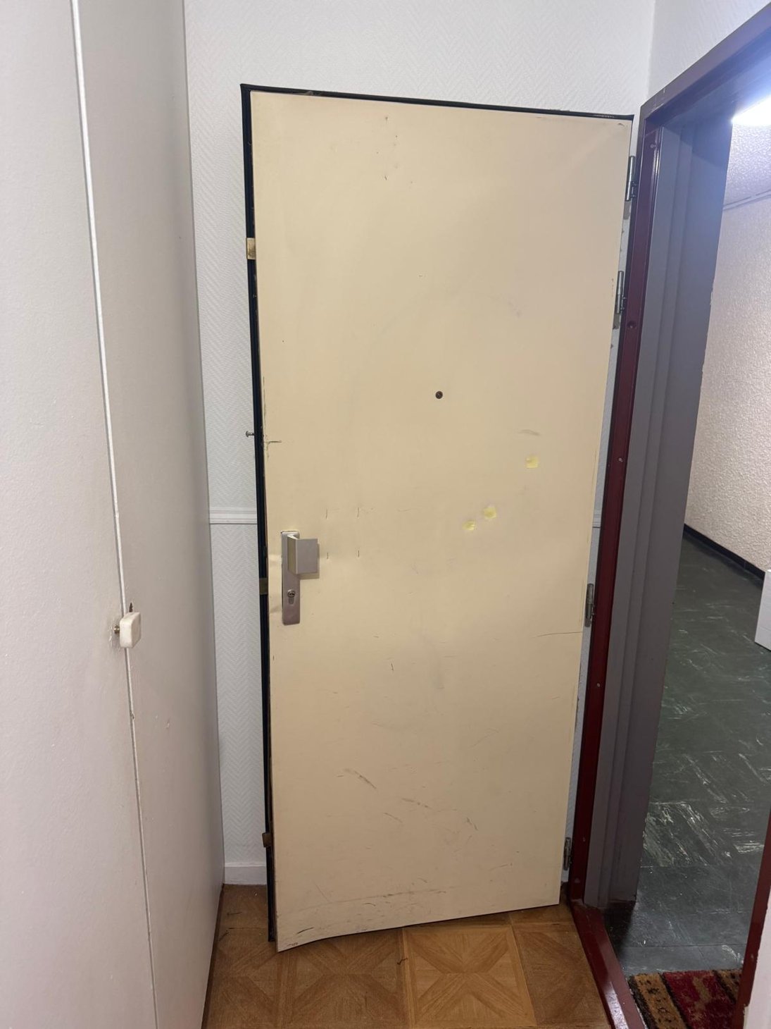 Avant — Porte blindée sur mesure après cambriolage