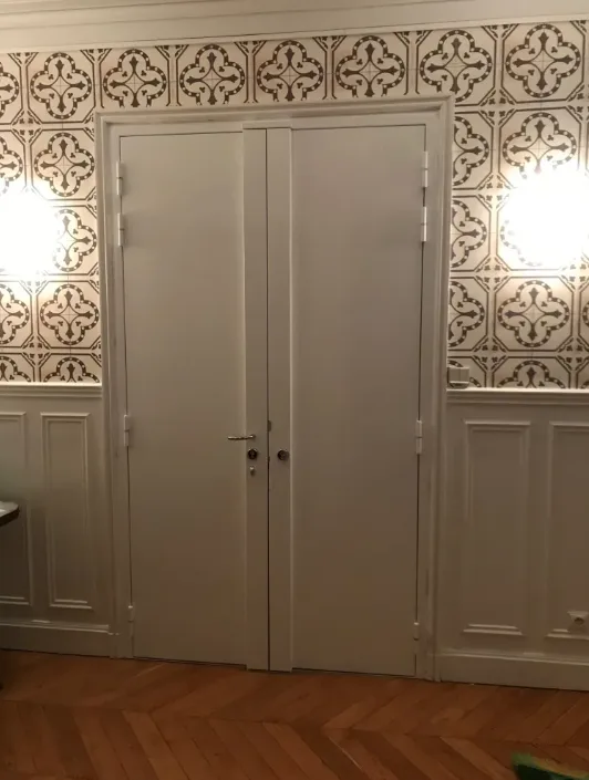 Porte claire à deux vantaux, vue fermée