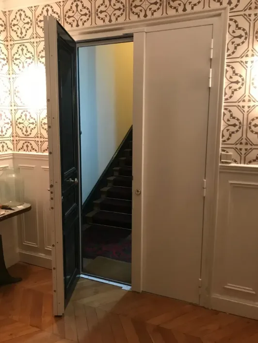 Porte claire à deux vantaux, vue ouverte