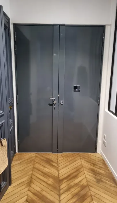 Porte à deux vantaux gris foncé, vue côté intérieur
