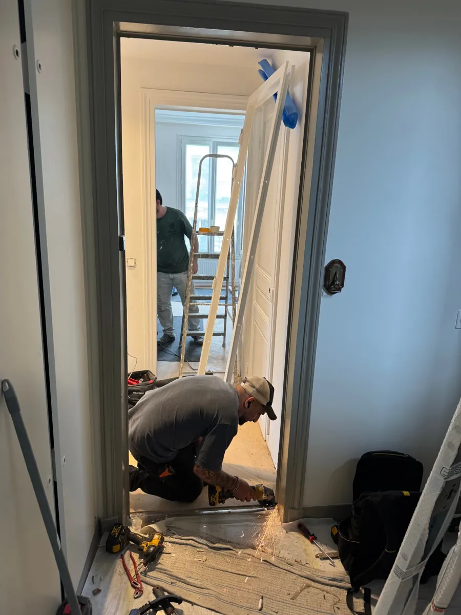 Pose d'un bloc-porte en cours, préparation de l'ouverture