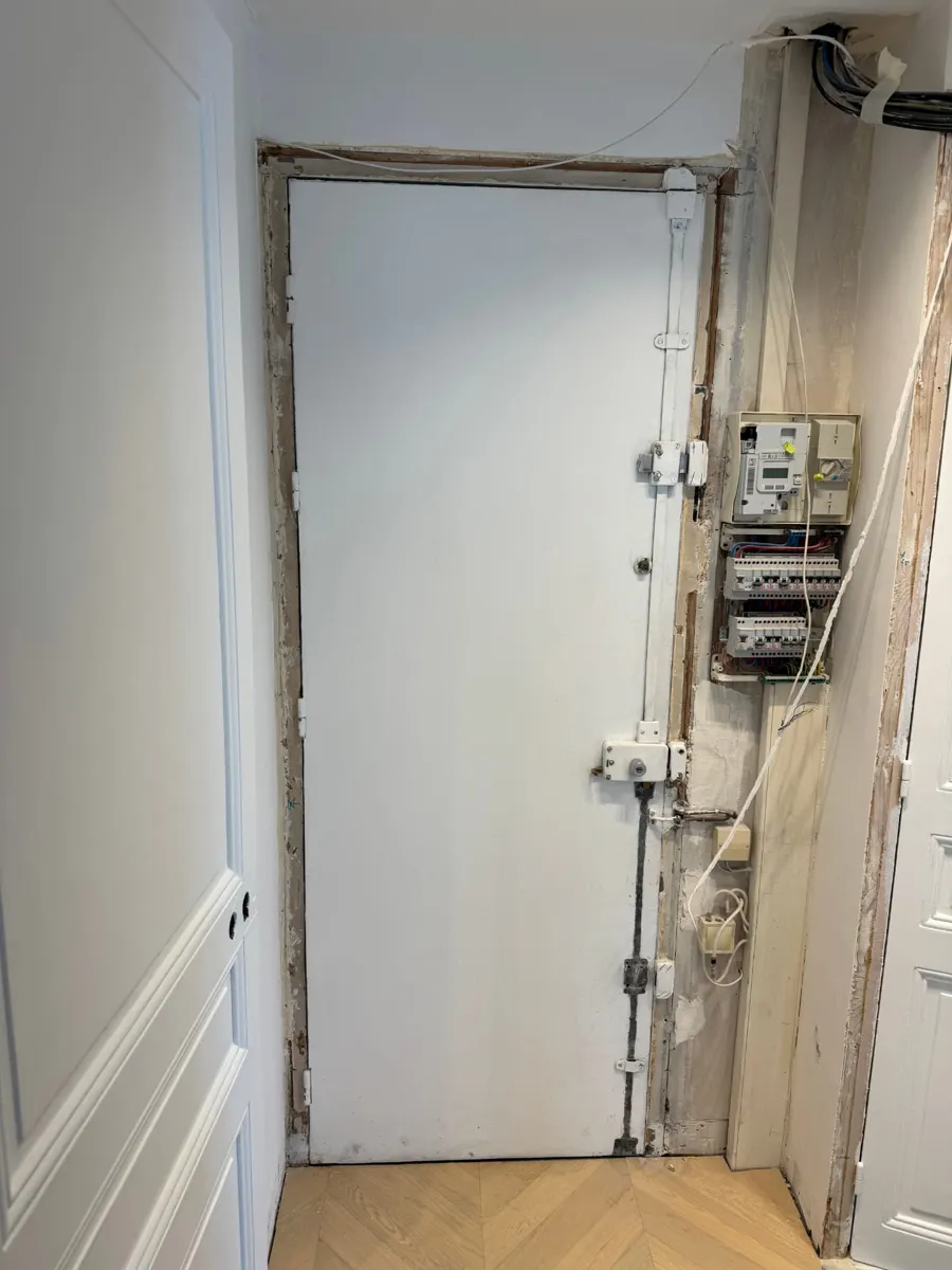 Ancienne porte d'entrée avec serrures en applique avant remplacement