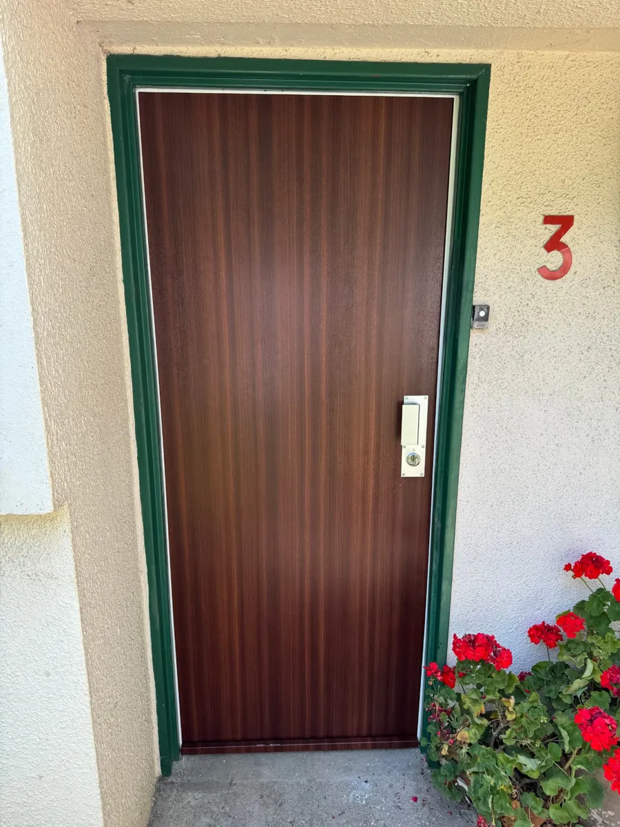 Bloc-porte installé avec finition effet bois