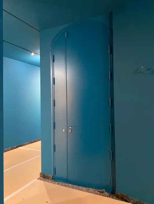 Porte cintrée à deux vantaux, vue côté intérieur