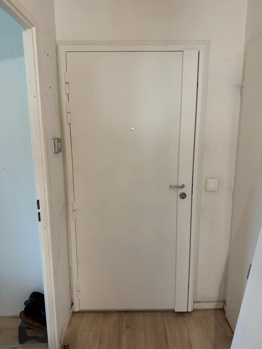 Bloc-porte blindé blanc installé, vue intérieure