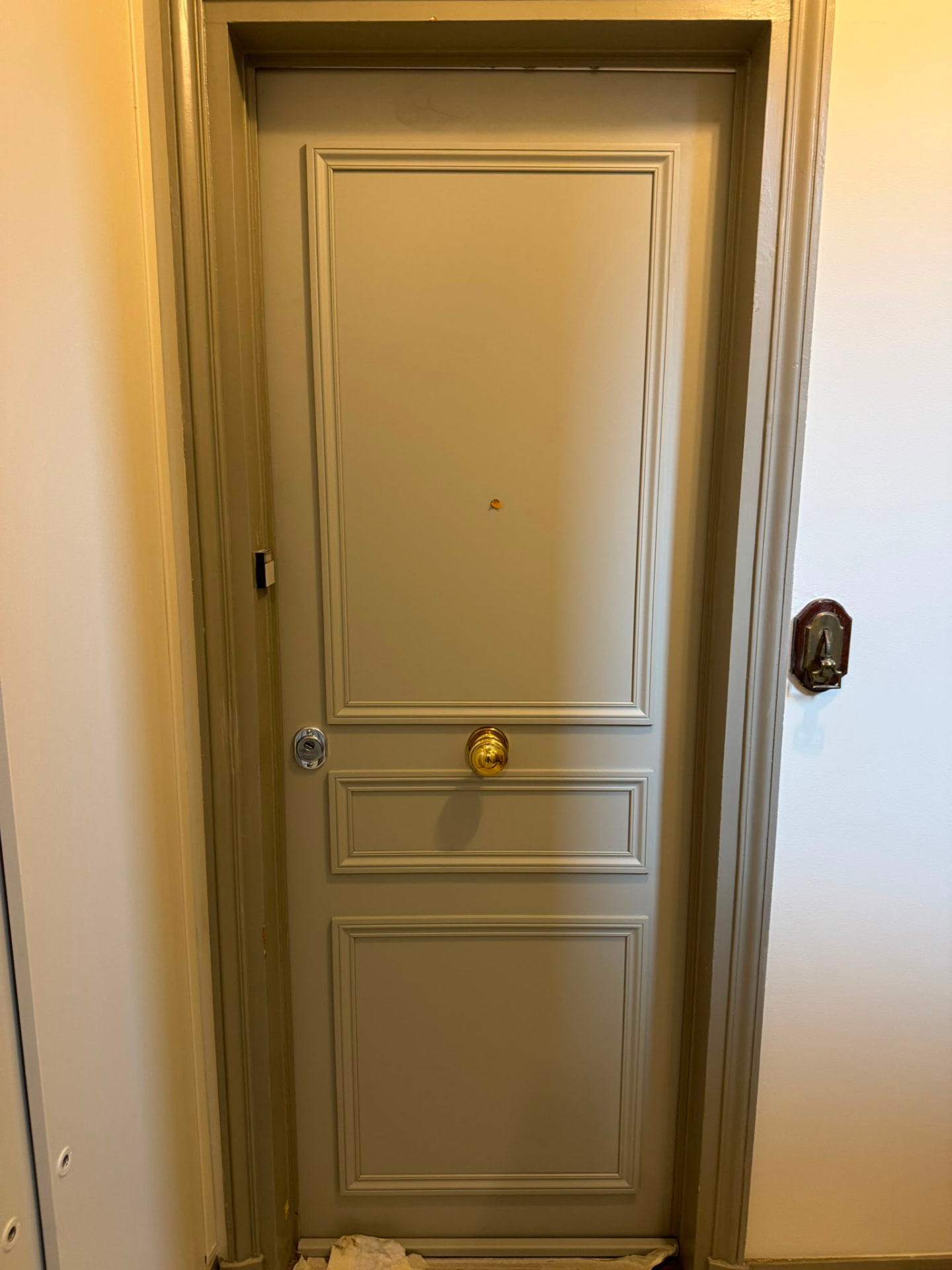 Après · finition couleur — Porte blindée sur mesure · Serrure 7 points A2P ★★★