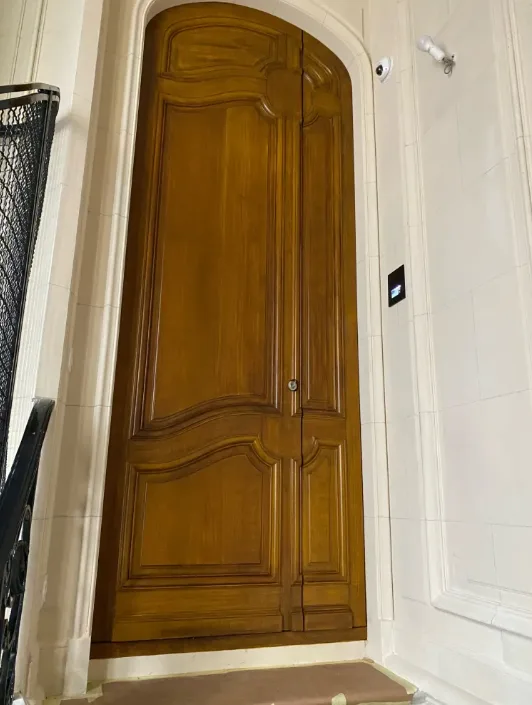 Grande porte cintrée à deux vantaux en bois