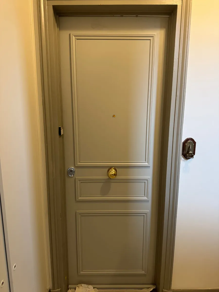 Bloc-porte installé avec finition à moulures côté palier