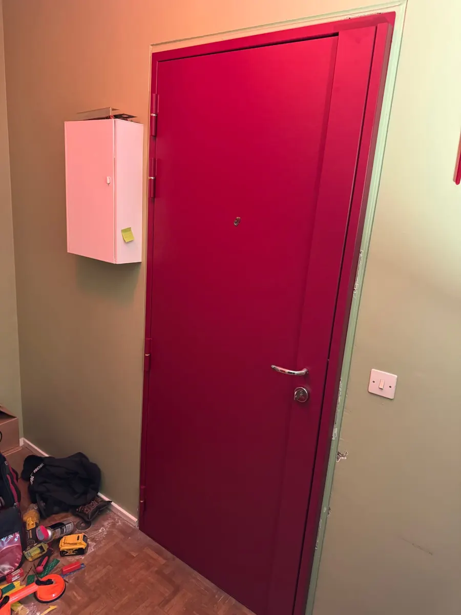 Bloc-porte installé avec finition rouge